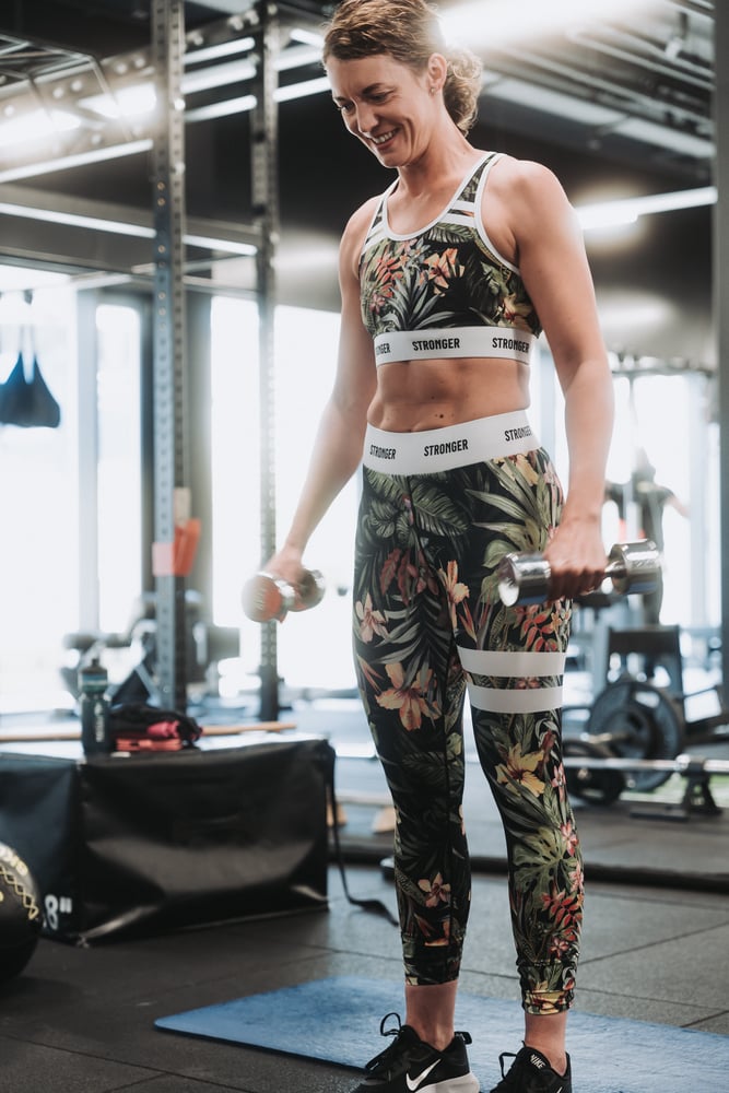 Eine Highclass Frau, die mit Hanteln in der Hand bei Regli Fitness Concepts trainiert. Eine Highclass Frau, die mit Hanteln in der Hand bei Regli Fitness Concepts trainiert.